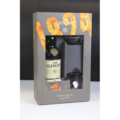 425 - A small collection of bottled alcohol to include a Glenlivet gift set and a Wade Bells Whisky bottle