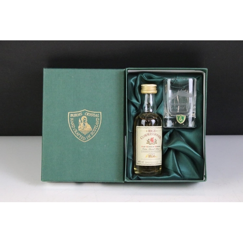 425 - A small collection of bottled alcohol to include a Glenlivet gift set and a Wade Bells Whisky bottle