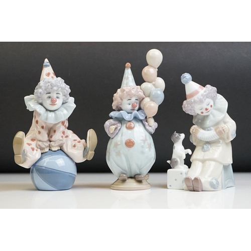 23 - Three Lladro porcelain clown figures to include 5813 ' Having A Ball ', 5279 ' Pierrot With Concerti... 