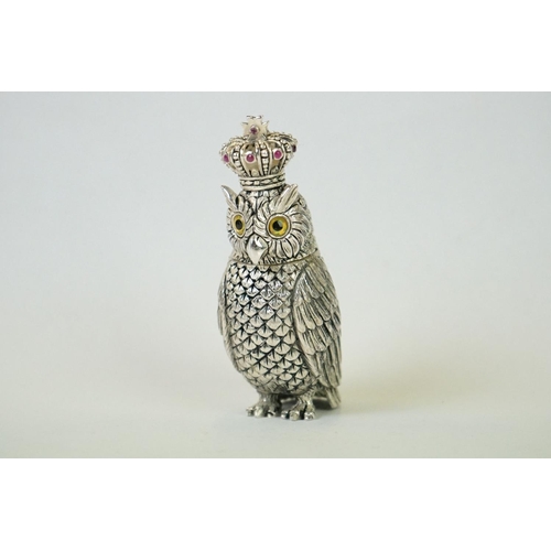 280 - Silver plated unusual vesta case in the form of a royal owl