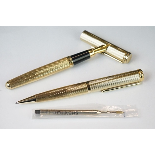 287 - A small collection of pens to include Sheaffer And Callibri examples.