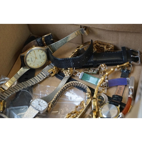 307 - Box of gents and ladies wristwatches, to include Seiko, Accurist, Lorus, Citizen etc