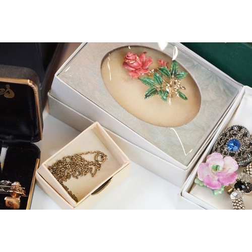 325 - A collection of mainly vintage costume jewellery to include gold and silver examples.