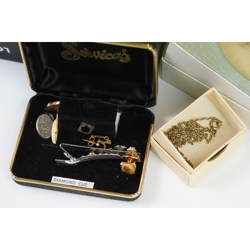 325 - A collection of mainly vintage costume jewellery to include gold and silver examples.