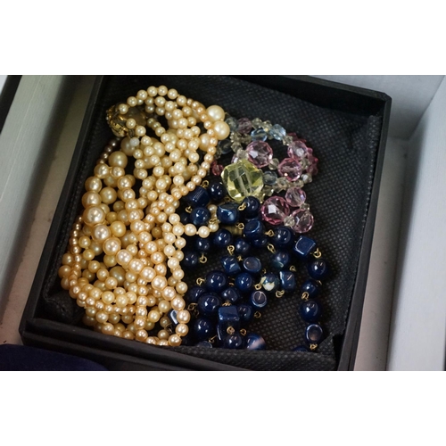 325 - A collection of mainly vintage costume jewellery to include gold and silver examples.