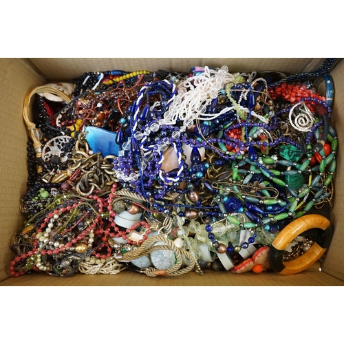 329 - Collection of assorted costume jewellery