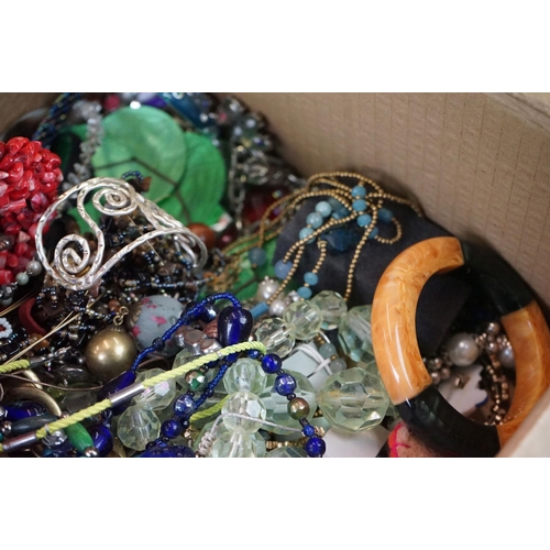 329 - Collection of assorted costume jewellery