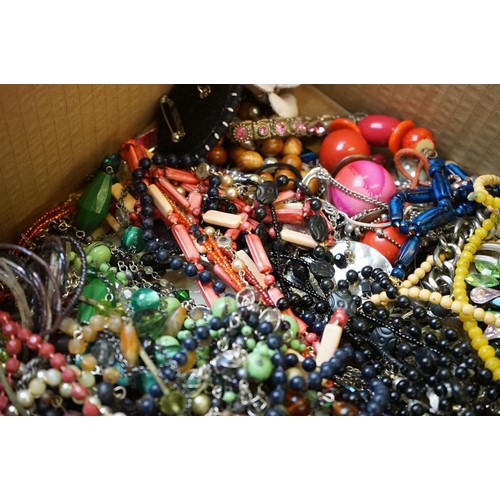 329 - Collection of assorted costume jewellery