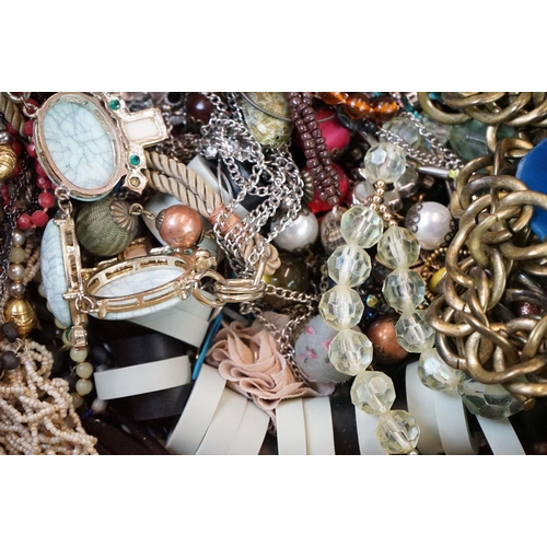 329 - Collection of assorted costume jewellery