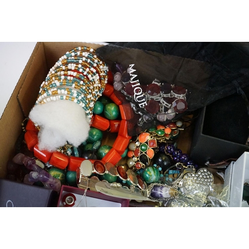 330 - Box of assorted jewellery & watches