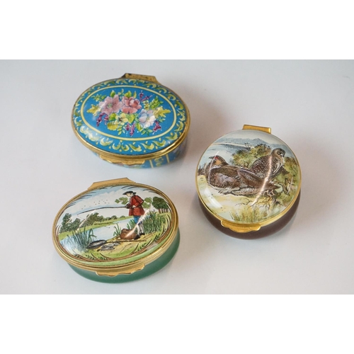 338 - A collection of approx fourteen enamel trinket boxes to include Halcyon Days examples.