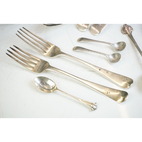 216A - A small collection of fully hallmarked sterling silver cutlery to include forks, knives and spoons.