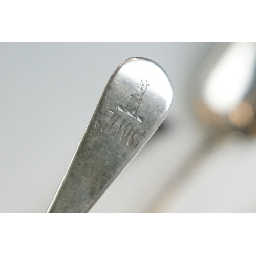 216A - A small collection of fully hallmarked sterling silver cutlery to include forks, knives and spoons.