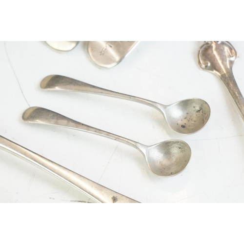 216A - A small collection of fully hallmarked sterling silver cutlery to include forks, knives and spoons.