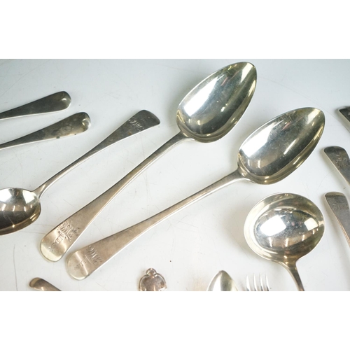 216A - A small collection of fully hallmarked sterling silver cutlery to include forks, knives and spoons.