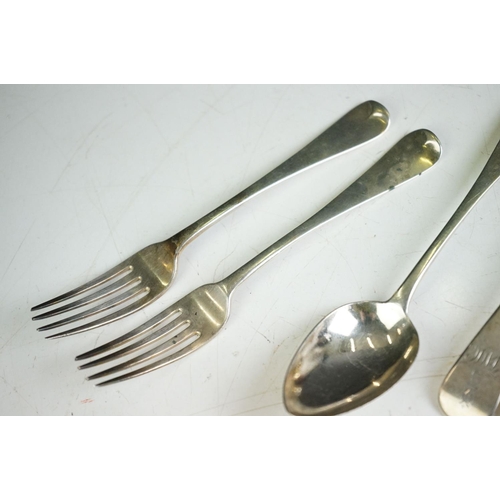 216A - A small collection of fully hallmarked sterling silver cutlery to include forks, knives and spoons.