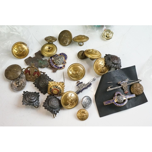 333 - A small collection of mixed jewellery to include an owl brooch, white metal oriental dragon bangle a... 