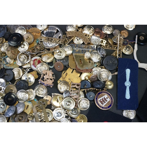 21 - A large Mixed Collection Of Mainly British Military Buttons, Cap Badges, Cloth Badges And Title Badg... 