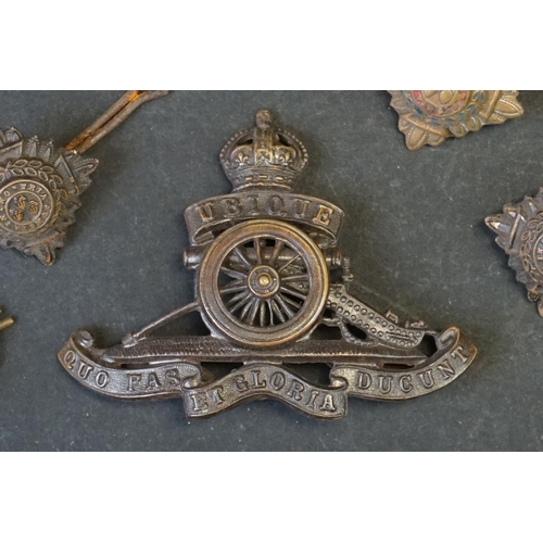 24 - A Small Collection Of British Military Issued Badges And Buttons Mostly Relating To The Royal Artill... 