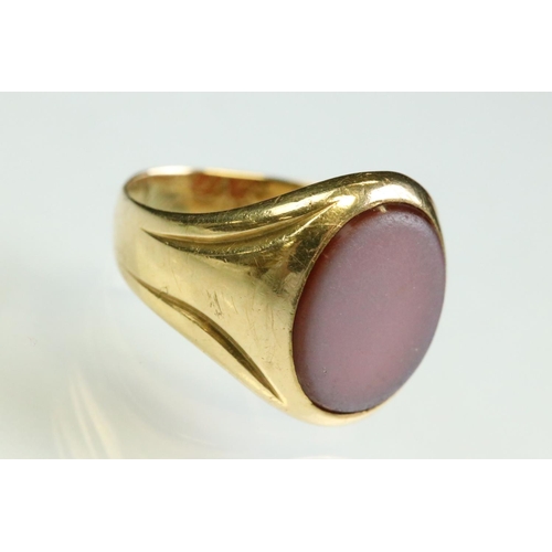 22 - Victorian carnelian 18ct yellow gold signet ring, the oval polished carnelian stone measuring approx... 