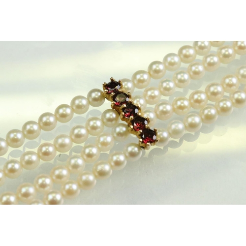 54 - Garnet and pearl 9ct yellow gold bracelet, the oval clasp set with two rows of cream cultured pearls... 