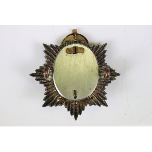 202 - A British Military The Hampshire Regiment Kings Crown Cap Badge With Enamel Decoration, Complete Wit... 