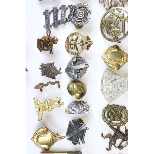 239 - A Group Of Approx Forty Pieces Of Military Collectables To Include Badges And Buckles.