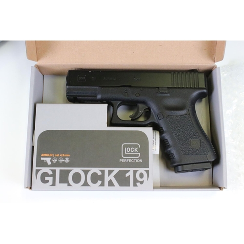 108 - A Glock 19 4.5mm / .177 Cal C02 Powered BB Air Pistol. No licence required to buy this item, purchas... 