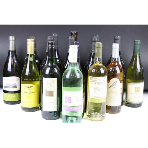 365 - Wine - 2000 McCashin's Sauvignon Blanc x 7, together with nine other New World white wines (16 bottl... 