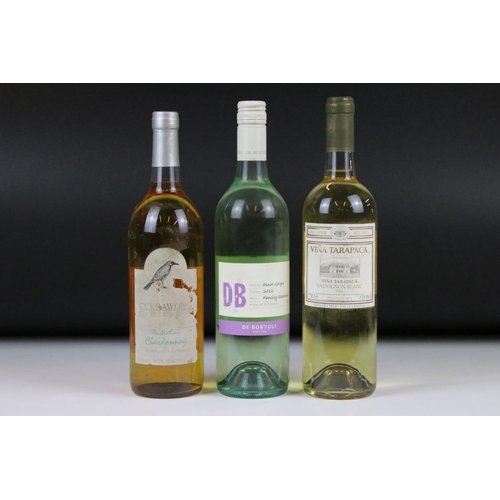 365 - Wine - 2000 McCashin's Sauvignon Blanc x 7, together with nine other New World white wines (16 bottl... 