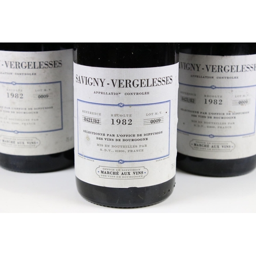 368 - Wine - 1982 Savigny-Vergelesses x 16 (16 bottles)