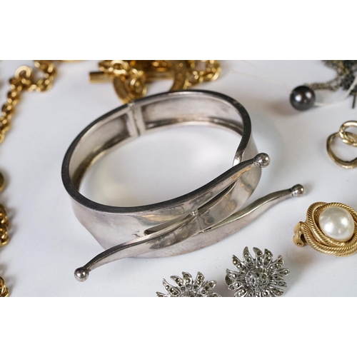 223 - A small collection of vintage and contemporary costume jewellery to include silver examples.