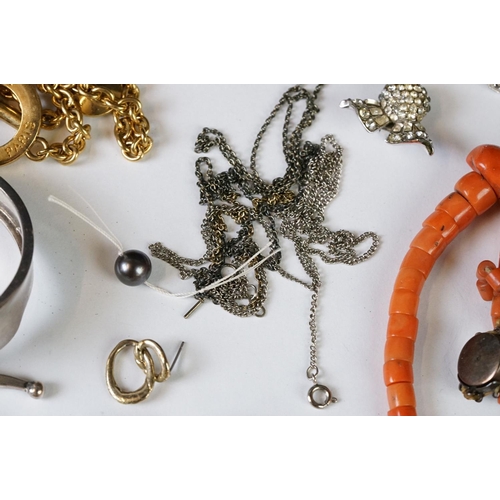 223 - A small collection of vintage and contemporary costume jewellery to include silver examples.