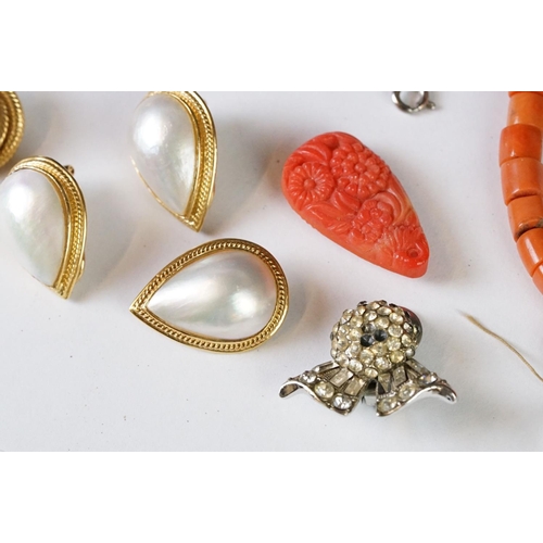 223 - A small collection of vintage and contemporary costume jewellery to include silver examples.