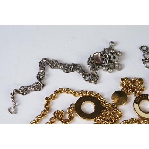 223 - A small collection of vintage and contemporary costume jewellery to include silver examples.