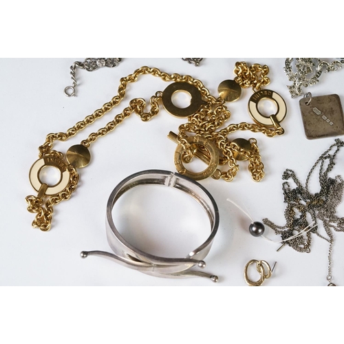 223 - A small collection of vintage and contemporary costume jewellery to include silver examples.