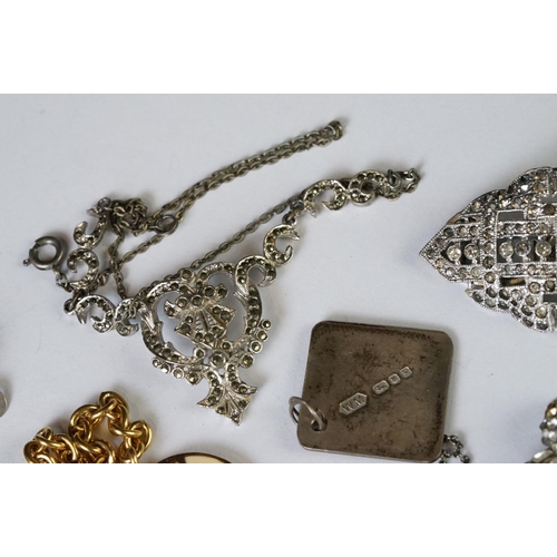 223 - A small collection of vintage and contemporary costume jewellery to include silver examples.