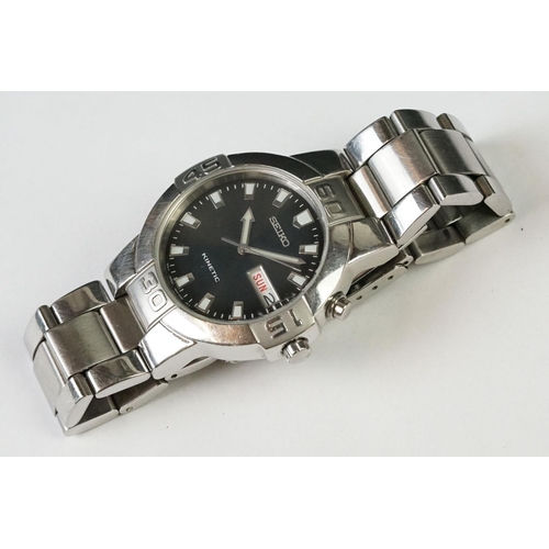 237 - A Seiko Kinetic wristwatch with black dial and stainless steel strap.