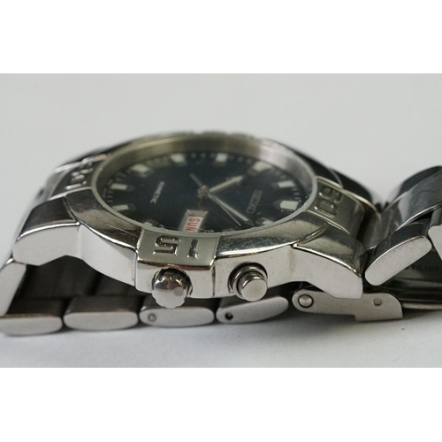 237 - A Seiko Kinetic wristwatch with black dial and stainless steel strap.