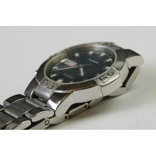 237 - A Seiko Kinetic wristwatch with black dial and stainless steel strap.