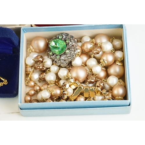 285 - A collection of mixed vintage and contemporary jewellery to include 9ct gold and silver examples.