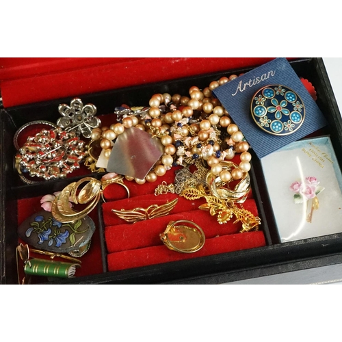 285 - A collection of mixed vintage and contemporary jewellery to include 9ct gold and silver examples.