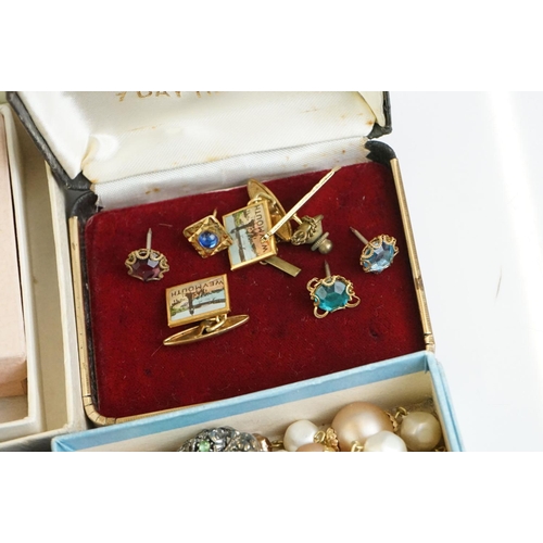 285 - A collection of mixed vintage and contemporary jewellery to include 9ct gold and silver examples.