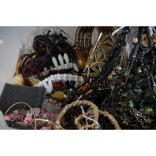 286 - A large collection of mainly contemporary costume jewellery.