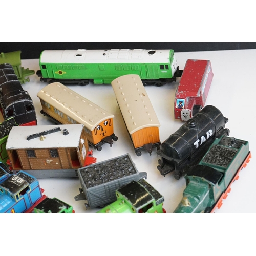 306 - Collection of Ertl Thomas & Friends diecast trains, carriages etc