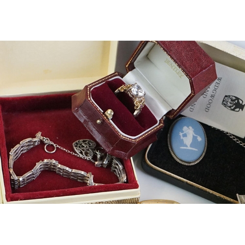 309 - A collection of mixed vintage and contemporary costume jewellery to include silver examples.