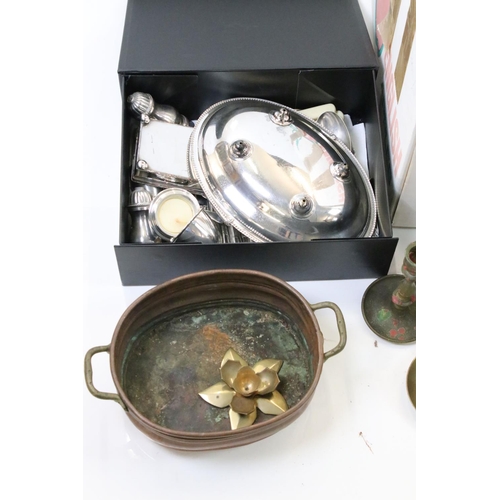 337 - A box of mixed collectables to include a large copper jug, brass candlestick, pewter tankard and a m... 