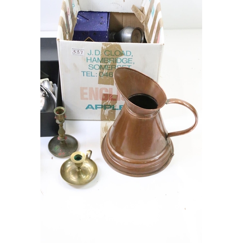 337 - A box of mixed collectables to include a large copper jug, brass candlestick, pewter tankard and a m... 