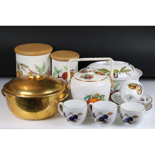 82 - Collection of Royal Worcester ' Evesham ' Kitchen ware including 2 x lidded tureens, 11 tea cups, 10... 