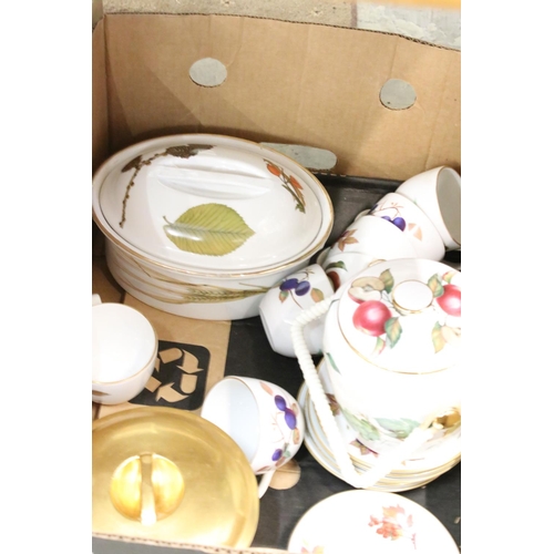 82 - Collection of Royal Worcester ' Evesham ' Kitchen ware including 2 x lidded tureens, 11 tea cups, 10... 